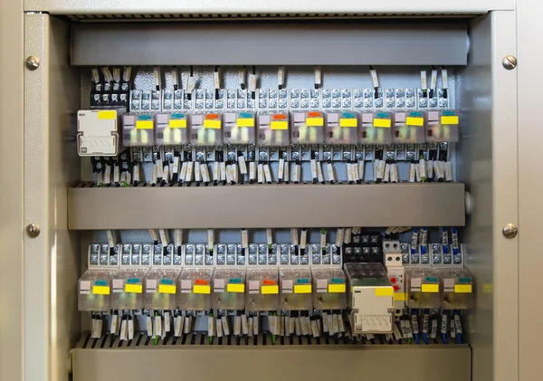 Relay panel med reläer och ledningar — Stockfoto