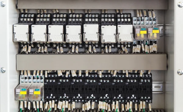 Relay panel med reläer och ledningar — Stockfoto