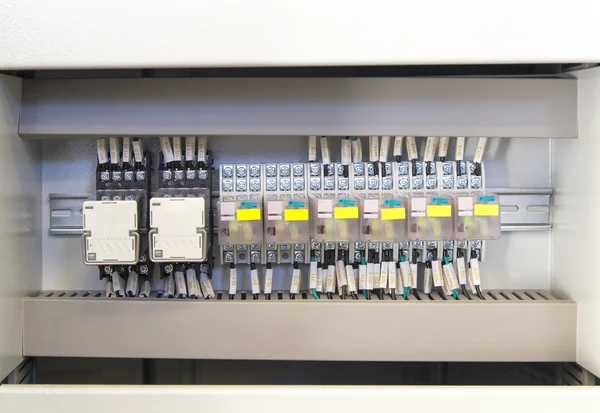 Przekaźnik panel z przekaźników i przewody — Zdjęcie stockowe
