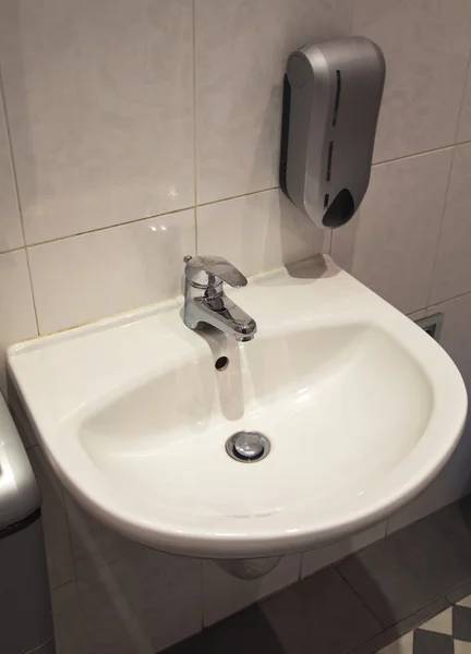 Lavabo en baño moderno —  Fotos de Stock