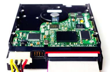 sabit disk sürücüsü üzerinde beyaz izole