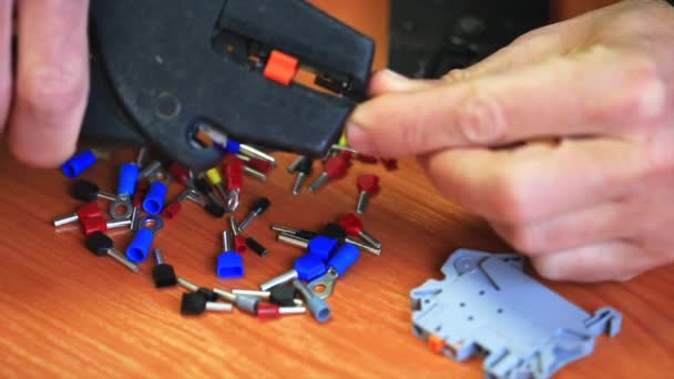 Électricien travaillant avec des fils et des fiches 