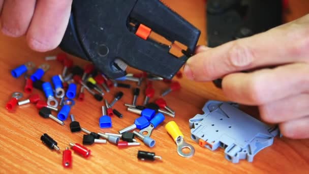 Electricista trabajando con cables y enchufes — Vídeo de stock