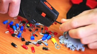 Elektrikçi kabloları ve fişleri ile çalışma