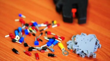 Elektrikçi kabloları ve fişleri ile çalışma