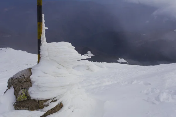 Fryst metall pylon i vinter mountain — Stockfoto