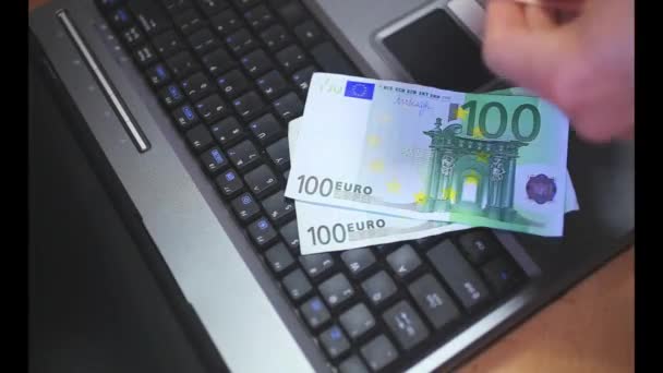 Geld op een laptop toetsenbord — Stockvideo