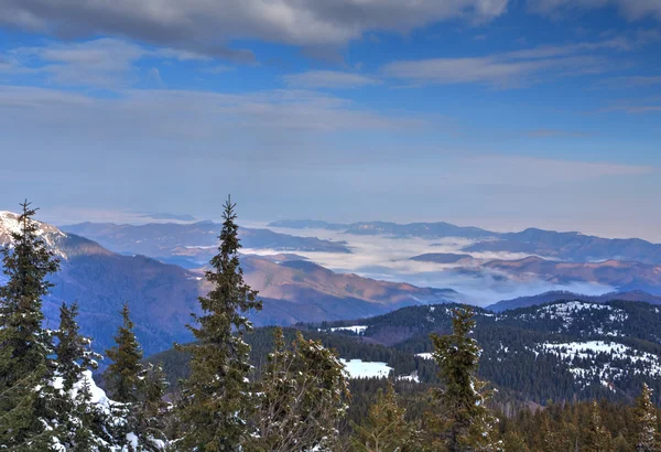 Paesaggio montano invernale — Foto Stock