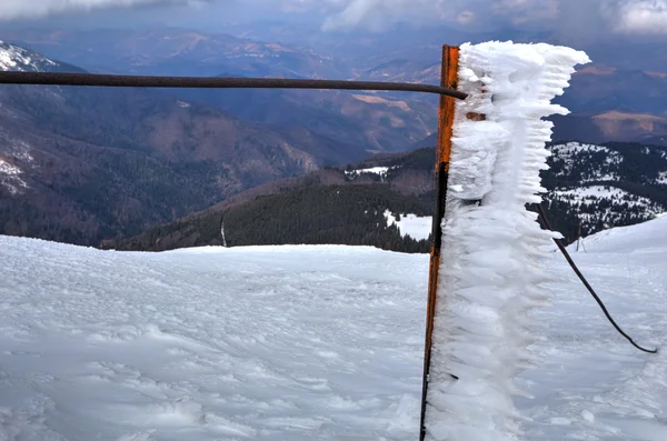 山の中の金属のパイロンを凍結 — ストック写真