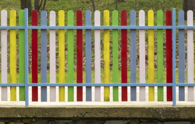 renkli ahşap çit