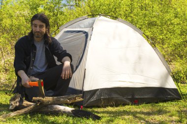 Odun kesmenin bir balta ile adam