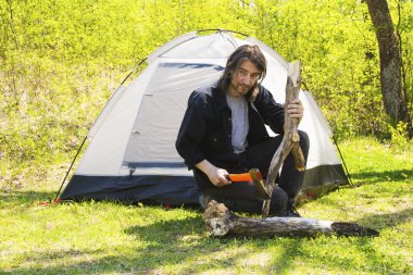 Odun kesmenin bir balta ile adam