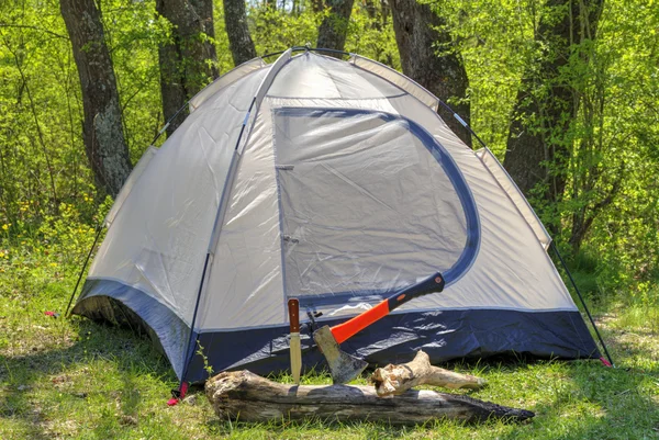 Camping tent in sunny forest — Stock Photo, Image