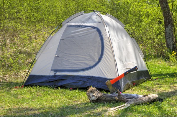 Camping tent in sunny forest — Stock Photo, Image