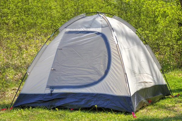 Camping tent in sunny forest — Stock Photo, Image