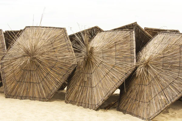 Parasole strącone na plaży — Zdjęcie stockowe