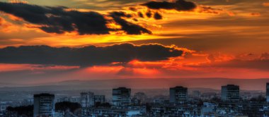 günbatımı üzerinde şehir