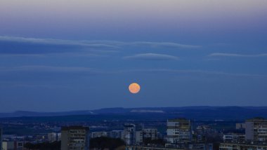 Ay şehrin üzerinde