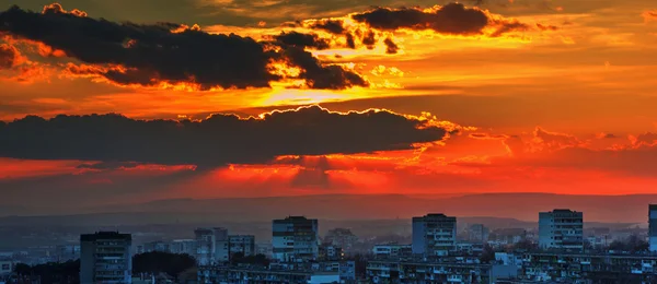 Günbatımı üzerinde şehir — Stok fotoğraf