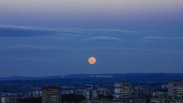 Mond über der Stadt — Stockfoto