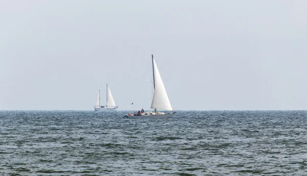 Zeilboten in de zee — Stockfoto