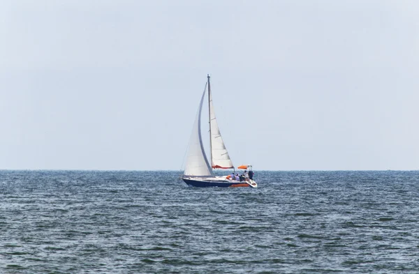 Zeilboten in de zee — Stockfoto