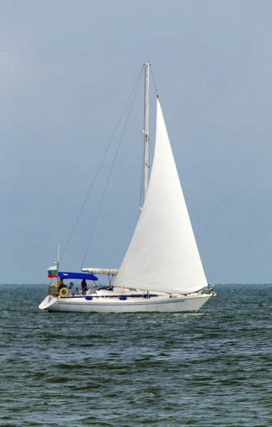 Zeilboot in de zee — Stockfoto