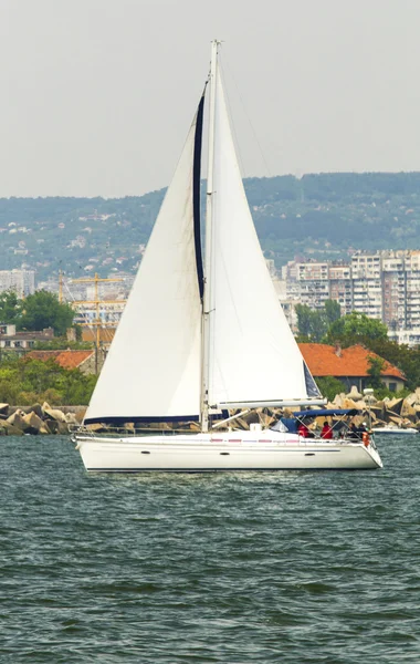 Zeilboot in de zee — Stockfoto