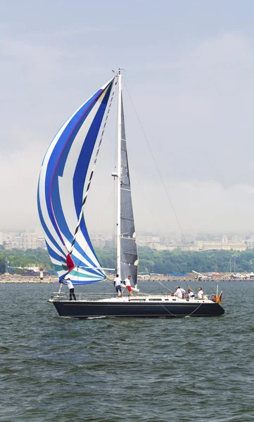 Zeilboot in de zee — Stockfoto