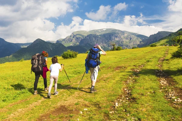 Turisti familiari in montagna — Foto Stock