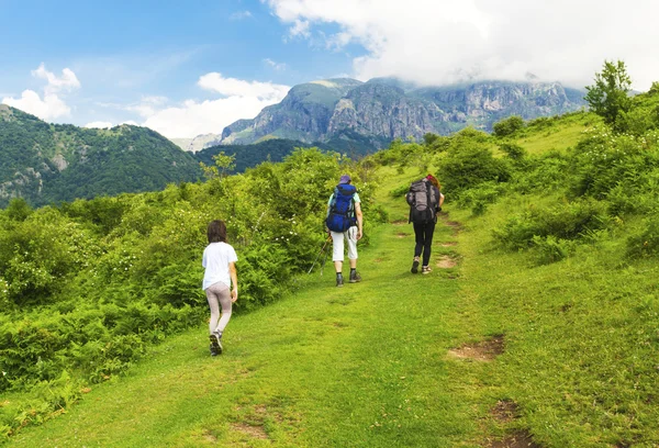 Familjen turister i berget — Stockfoto