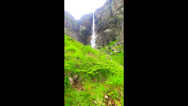 Bergwasserfall — Stockvideo