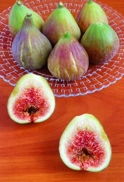 Fresh fig fruits on wooden table — Stock Photo, Image