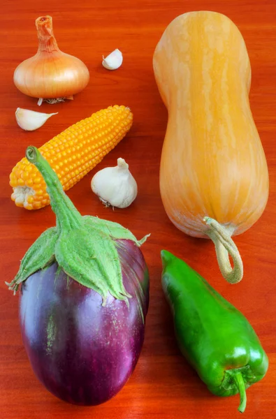 Legumes frescos na mesa de madeira — Fotografia de Stock