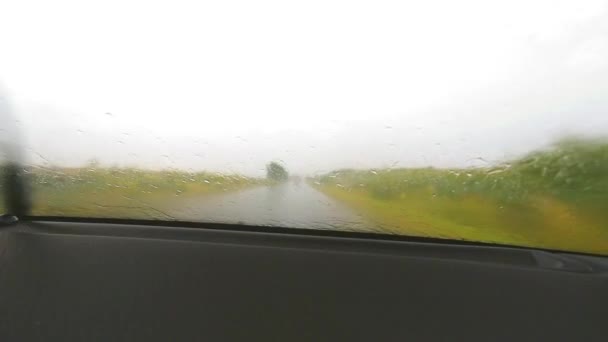 Conducir bajo la lluvia — Vídeo de stock