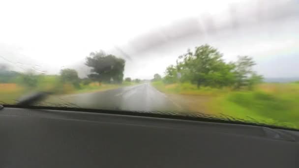 Rijden in de regen — Stockvideo