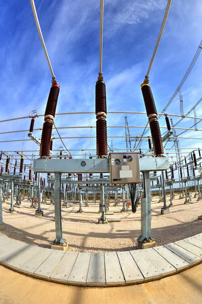 Comutador de alta tensão na subestação elétrica — Fotografia de Stock