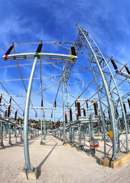 Comutador de alta tensão na subestação elétrica — Fotografia de Stock