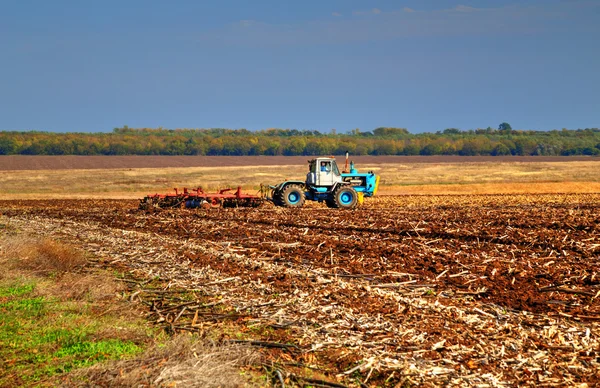 Farmer in tractor preparing land — Stock Photo, Image