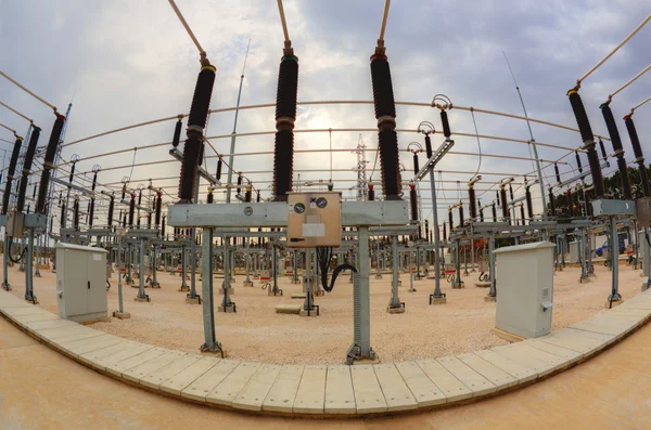 Comutador de alta tensão na subestação elétrica — Fotografia de Stock