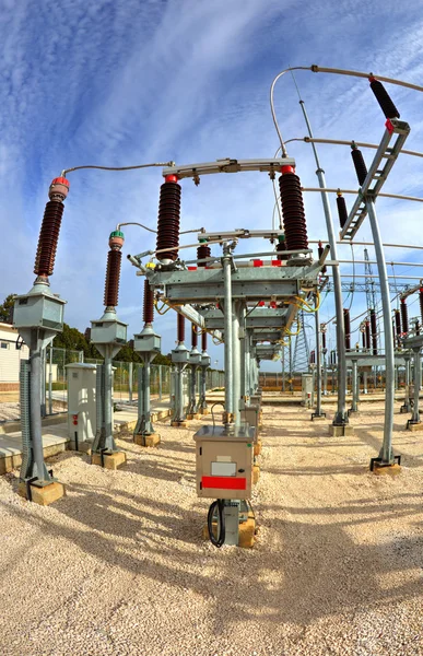 Comutador de alta tensão na subestação elétrica — Fotografia de Stock