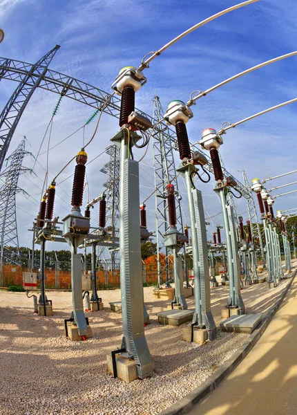 Comutador de alta tensão na subestação elétrica — Fotografia de Stock