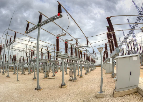 Comutador de alta tensão na subestação elétrica — Fotografia de Stock