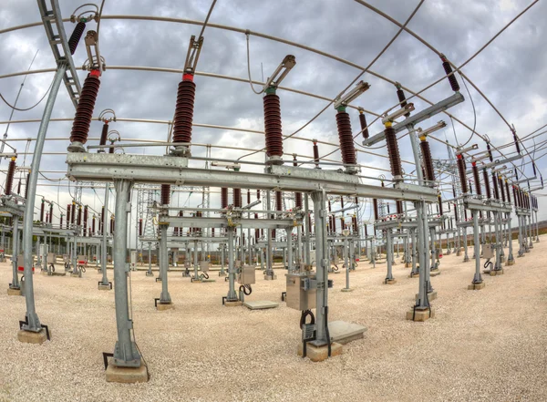 Comutador de alta tensão na subestação elétrica — Fotografia de Stock