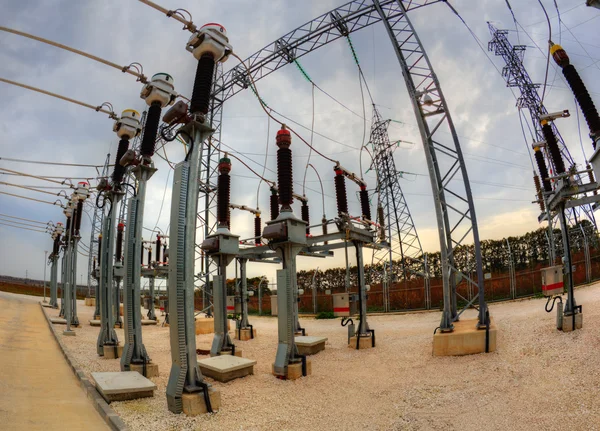 Comutador de alta tensão na subestação elétrica — Fotografia de Stock