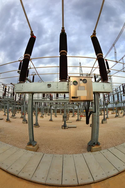 Comutador de alta tensão na subestação elétrica — Fotografia de Stock