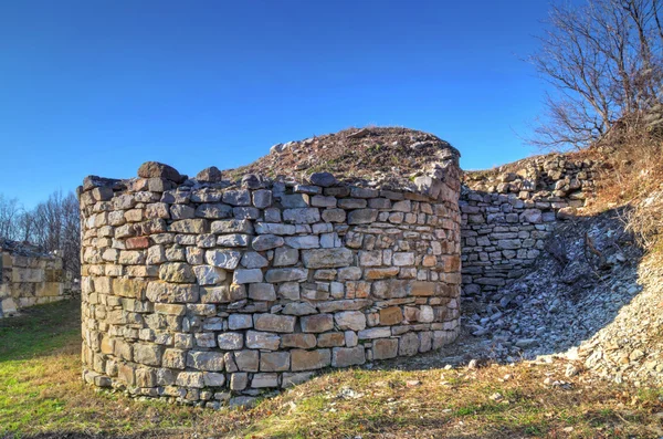 Ruinen einer mittelalterlichen Festung — Stockfoto