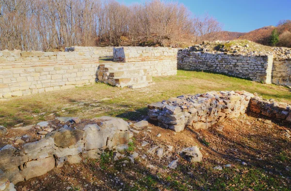Ruinen einer mittelalterlichen Festung — Stockfoto