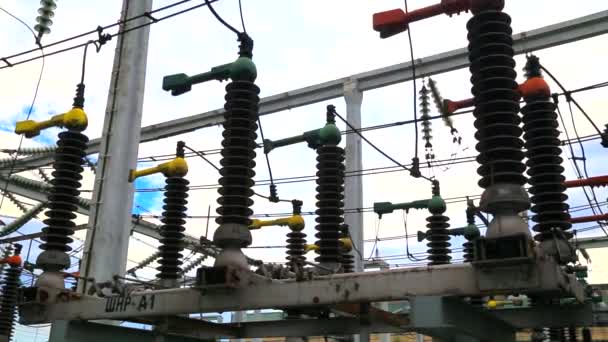 Desconector de alto voltaje en el patio de distribución eléctrico moderno — Vídeos de Stock