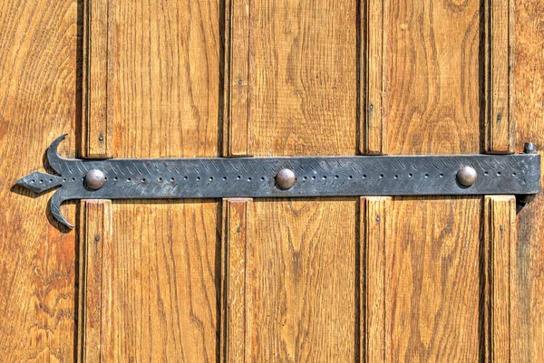 Porte en bois avec ornements métalliques — Photo